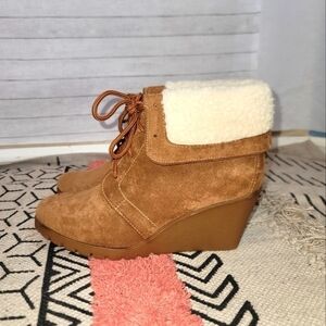 Nautica New Rendon Sherpa Lined Wedge Suede Lace Up Ankle Boots, Size 8.5